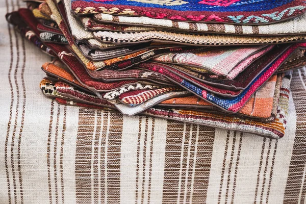 Kupie piękne ręcznie robione dywany — Zdjęcie stockowe