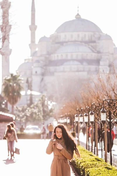 Woman  near the Blue Mosque — Stock Photo, Image