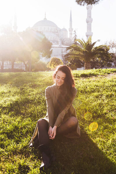 Женщина возле Голубой мечети
