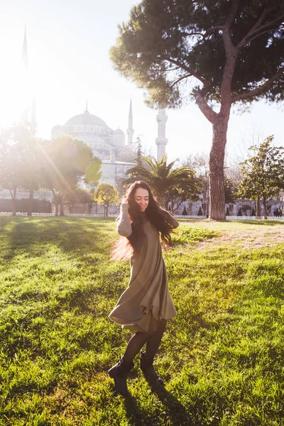 Woman  near the Blue Mosque — Stock Photo, Image