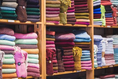 estante grande con un colorido toallas