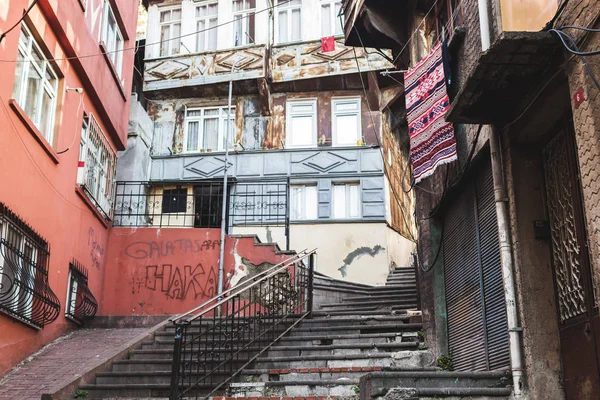 Evin duvarında asılı halı 