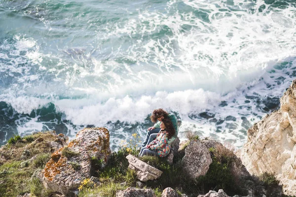 Man och kvinna som står på kanten av klippa. — Stockfoto