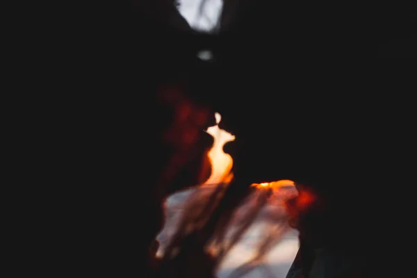 Gün batımında öpüşme genç hippi çift. 