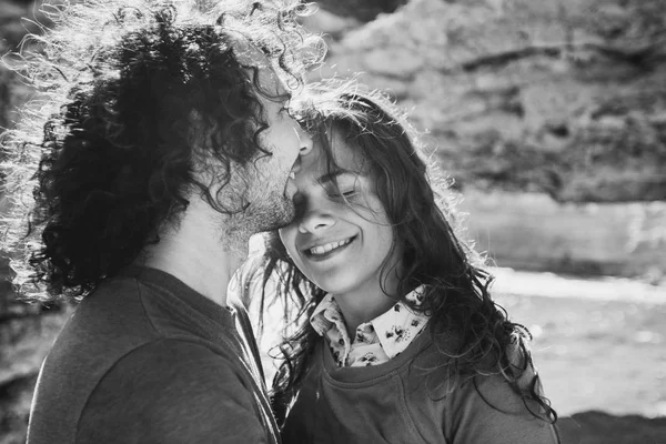 Casal encantador se divertindo à luz do sol . — Fotografia de Stock