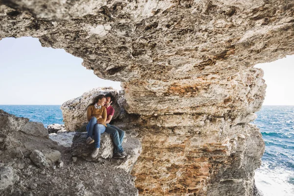 Пара насолоджується разом на кам'янистому узбережжі — стокове фото