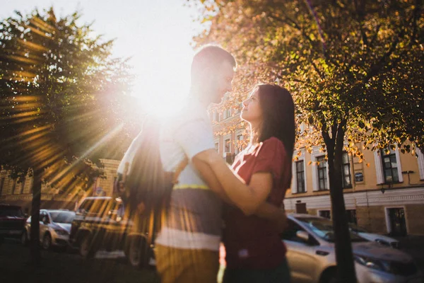 Pareja tiernamente mirándose — Foto de Stock