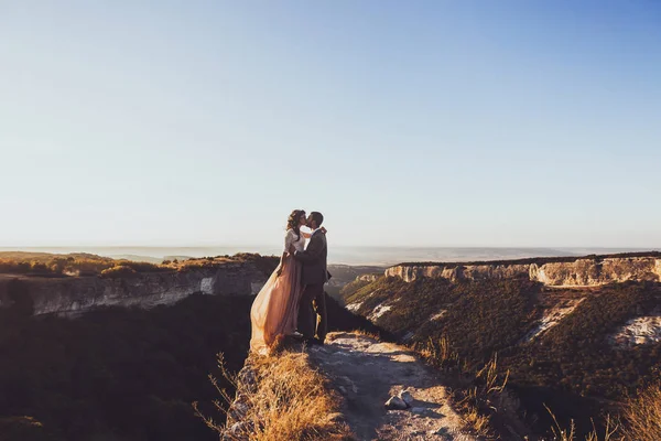 Novia y novio caminando en las montañas —  Fotos de Stock