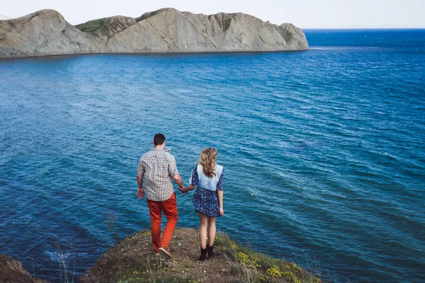 Пара розслабляється біля моря — стокове фото