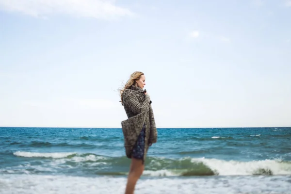 Portret van een vrouw in grijze gebreide vest — Stockfoto
