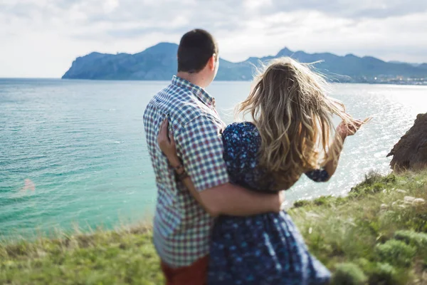 Pareja caminando al aire libre por el mar —  Fotos de Stock