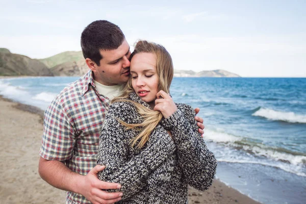 Man embraces and warms his girlfriend — Stock Photo, Image