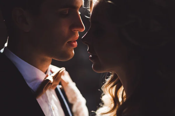 Beijo de oferta de casal na luz de fundo . — Fotografia de Stock