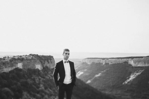 Retrato de hombre elegante al aire libre — Foto de Stock