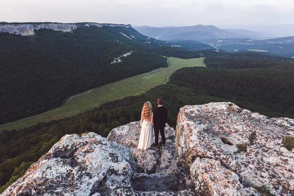 Brudparet tittar på berget canyon. — Stockfoto