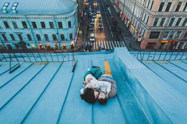 Jovem casal hipster deitado no telhado — Fotografia de Stock