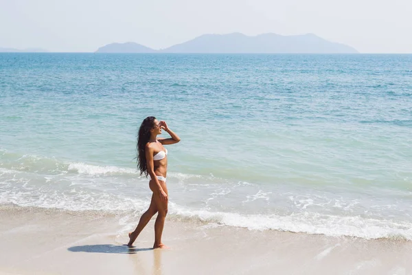 Mulher bonita por praia de areia — Fotografia de Stock