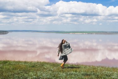 Bulutlara izlerken kadın
