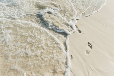 beyaz kum ve ayak izleri 