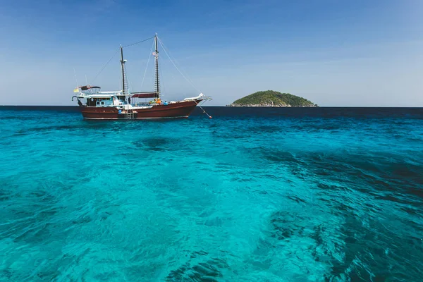 Barco turístico perto da costa da ilha — Fotografia de Stock