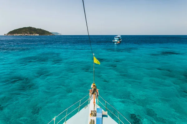 Barcos turísticos perto da costa da ilha — Fotografia de Stock
