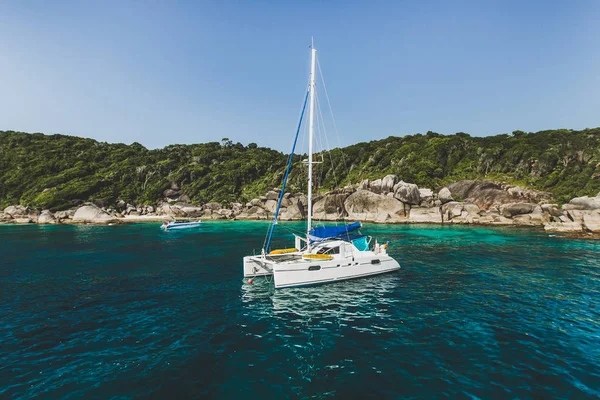 Yacht de luxe près de l'île rocheuse — Photo