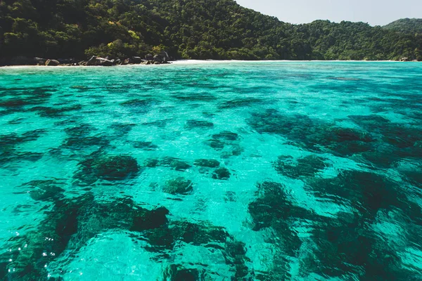 Baía do mar com água esmeralda — Fotografia de Stock