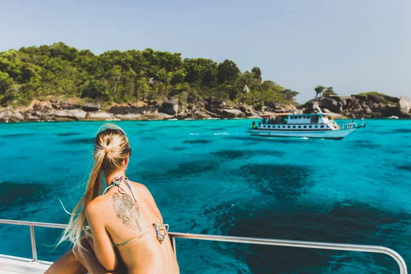 Femme relaxante sur le yacht — Photo