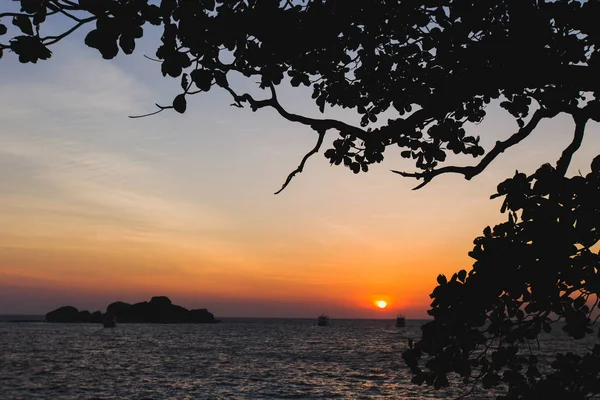 Solnedgång på tropiska ön — Stockfoto
