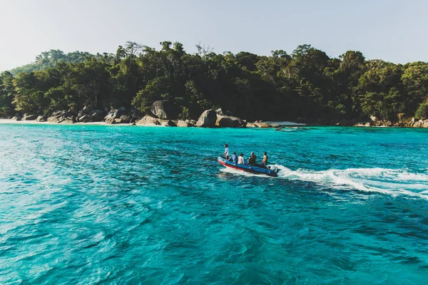 Boot schwimmt auf klarem Wasser — Stockfoto