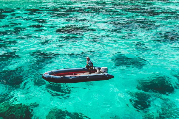 Barco flota en agua clara — Foto de Stock