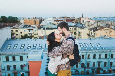 Çatıda genç Çift