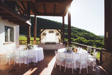 Güzel bir şekilde dekore edilmiş düğün töreni 