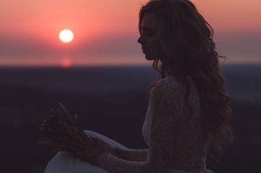 Renkli kırmızı günbatımı kadın