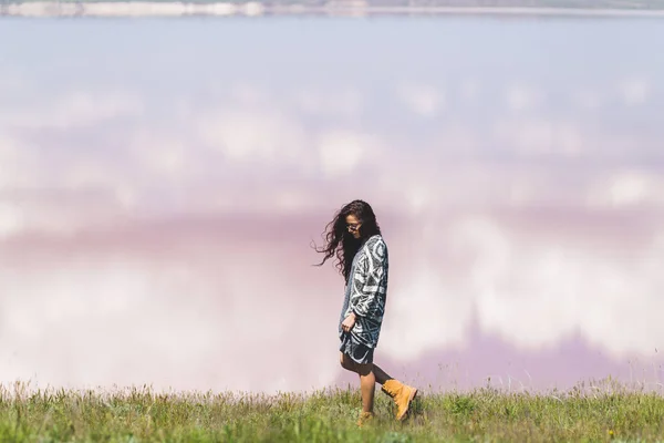 風光明媚な湖の近くの女性 — ストック写真