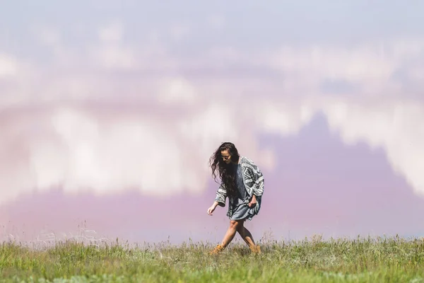 風光明媚な湖の近くの女性 — ストック写真