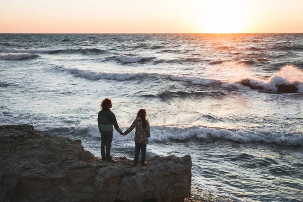 Coppia innamorata sulla spiaggia — Foto Stock