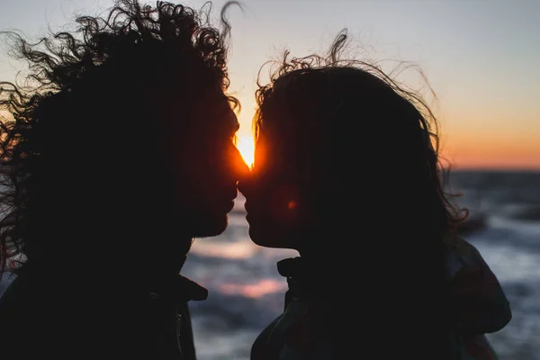 カップル接吻で夕日 — ストック写真