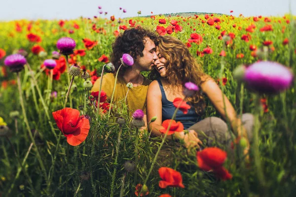 Счастливая пара в поле — стоковое фото