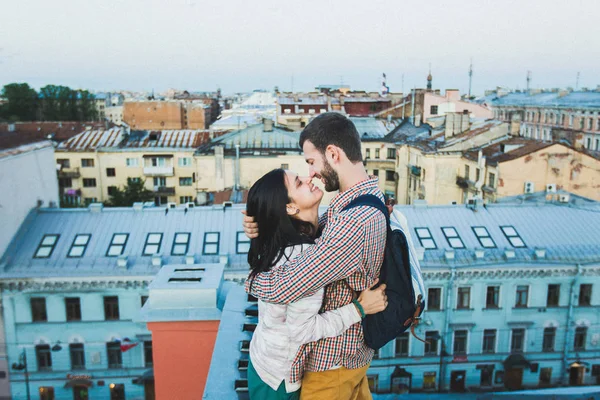 Çatıda genç Çift