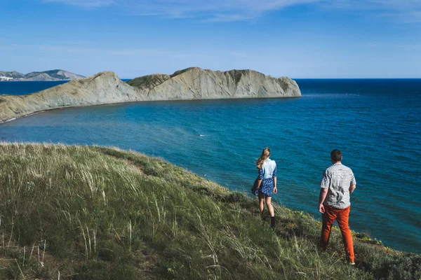 Mann und Frau zu Fuß zum Strand — Stockfoto