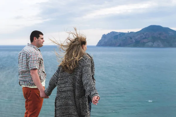 Couple sur le bord de la falaise — Photo