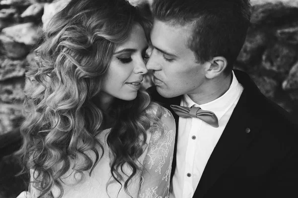 Gorgeous bride and groom — Stock Photo, Image