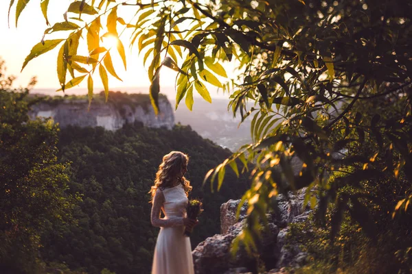 Невеста со свадебным букетом — стоковое фото
