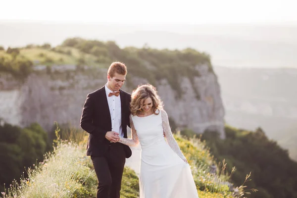 Bröllop par promenader — Stockfoto