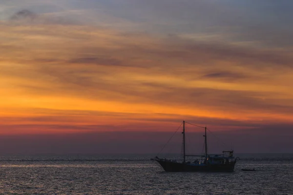 Trä segelbåt i havet — Stockfoto