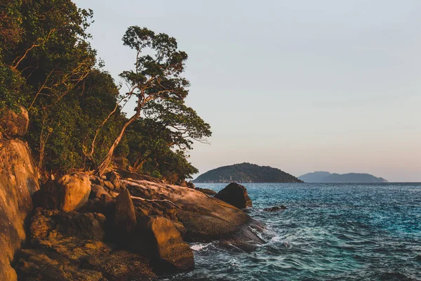 Island coast in Indian Ocean — Stock Photo, Image