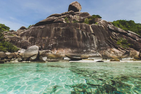 Costa rochosa da ilha paradisíaca — Fotografia de Stock