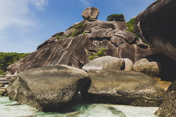 Rotsachtige kust van Paradijseiland — Stockfoto