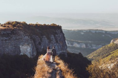 Gelin ve damat dağlarda yürüyüş